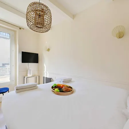 Beautiful 2br 4p Republique Temple